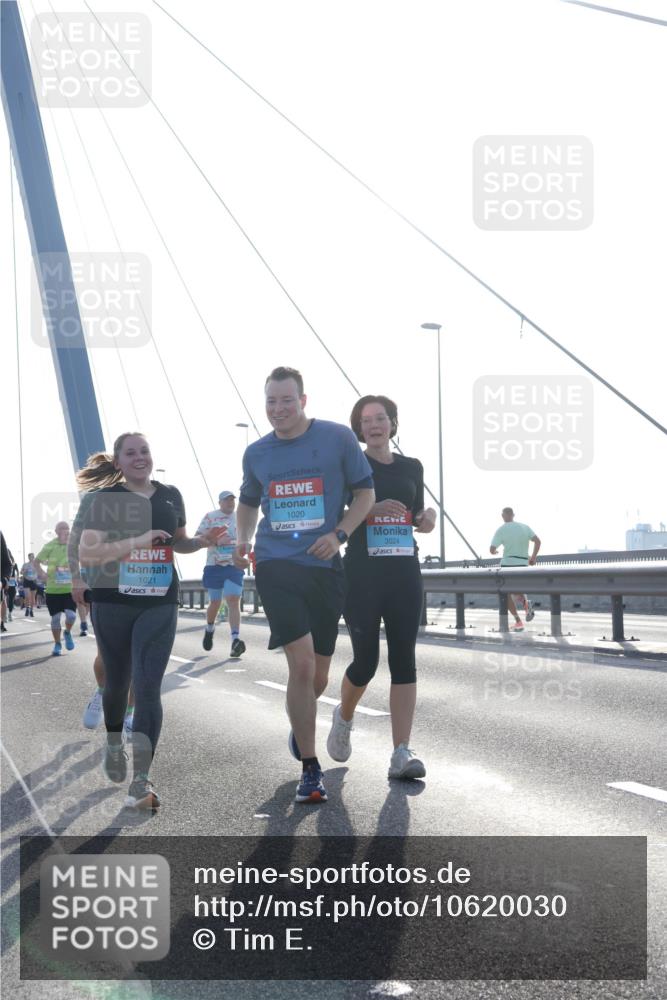 03.10.2026 - Köhlbrandbrückenlauf Tim E. http://msf.ph/oto/10620030 03.10.2026 09:38:27 Position 1 1021, 1020, 3024 meine-sportfotos.de