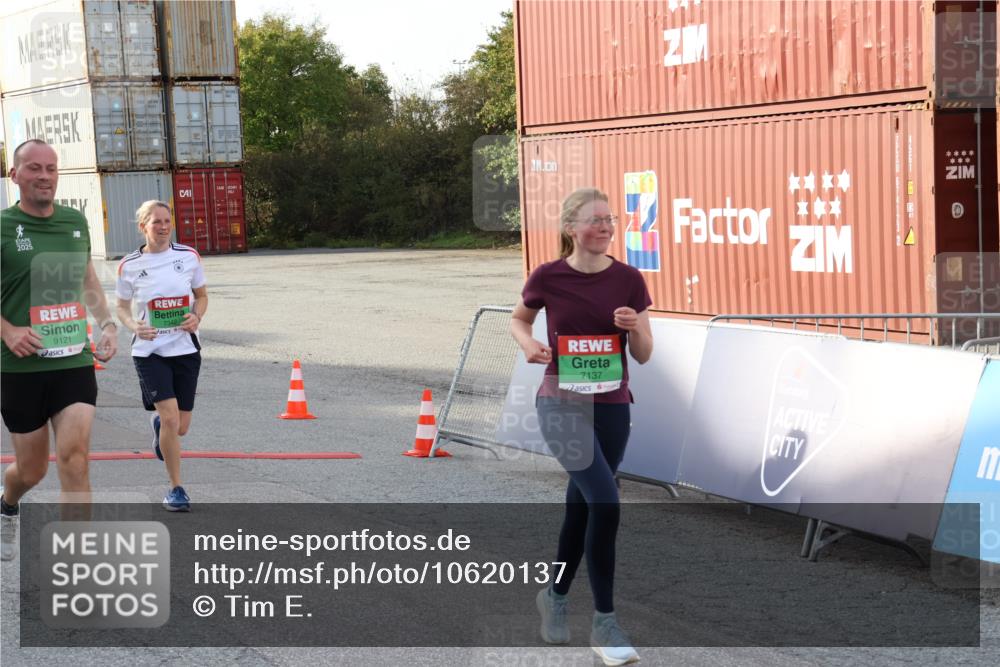 03.10.2026 - Köhlbrandbrückenlauf Tim E. http://msf.ph/oto/10620137 03.10.2026 16:23:22 Ziel 7090, 7137, 7342, 7553, 7652, 7894, 8507, 8596, 8926, 9121, 9152, 9317, 9464 meine-sportfotos.de
