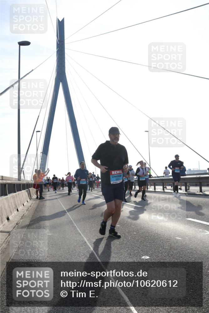 03.10.2026 - Köhlbrandbrückenlauf Tim E. http://msf.ph/oto/10620612 03.10.2026 09:39:24 Position 1  meine-sportfotos.de