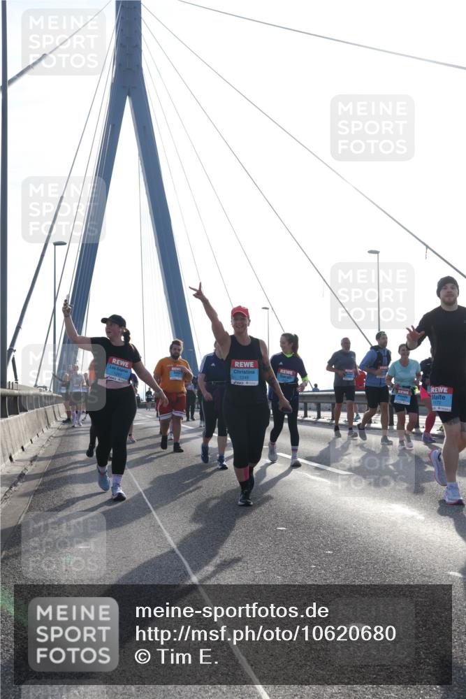 03.10.2026 - Köhlbrandbrückenlauf Tim E. http://msf.ph/oto/10620680 03.10.2026 09:39:32 Position 1 1247, 1248, 1172 meine-sportfotos.de
