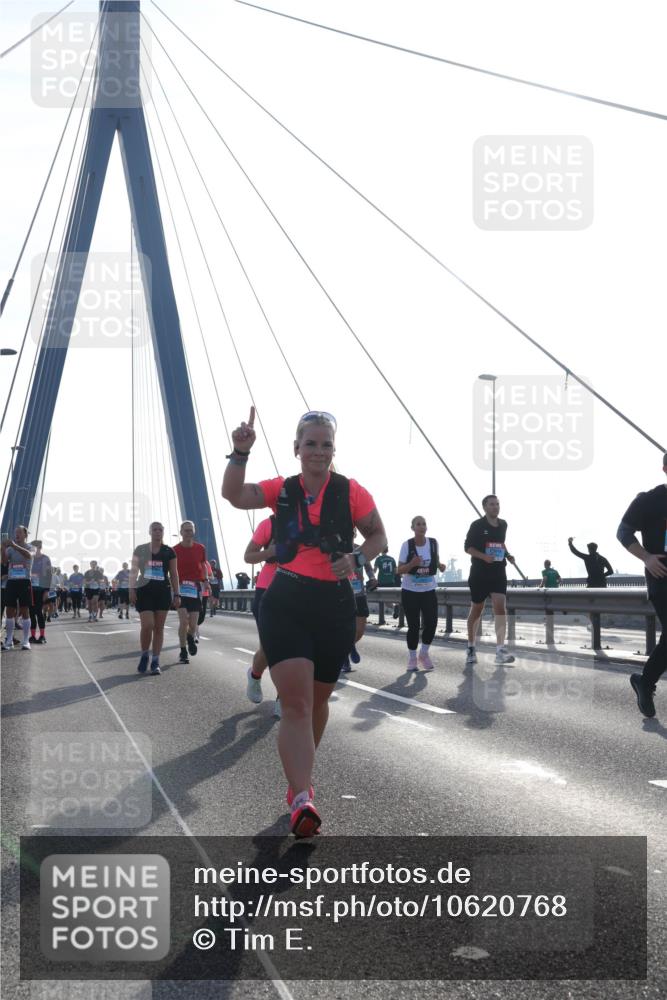 03.10.2026 - Köhlbrandbrückenlauf Tim E. http://msf.ph/oto/10620768 03.10.2026 09:39:39 Position 1  meine-sportfotos.de