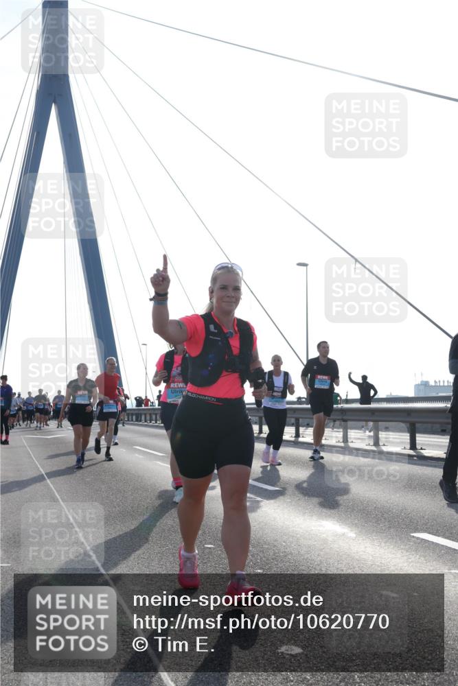 03.10.2026 - Köhlbrandbrückenlauf Tim E. http://msf.ph/oto/10620770 03.10.2026 09:39:40 Position 1  meine-sportfotos.de