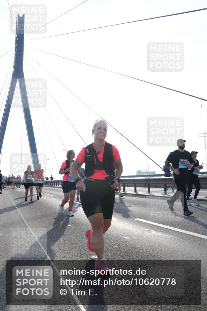 03.10.2026 - Köhlbrandbrückenlauf Tim E. http://msf.ph/oto/10620778 03.10.2026 09:39:40 Position 1  meine-sportfotos.de