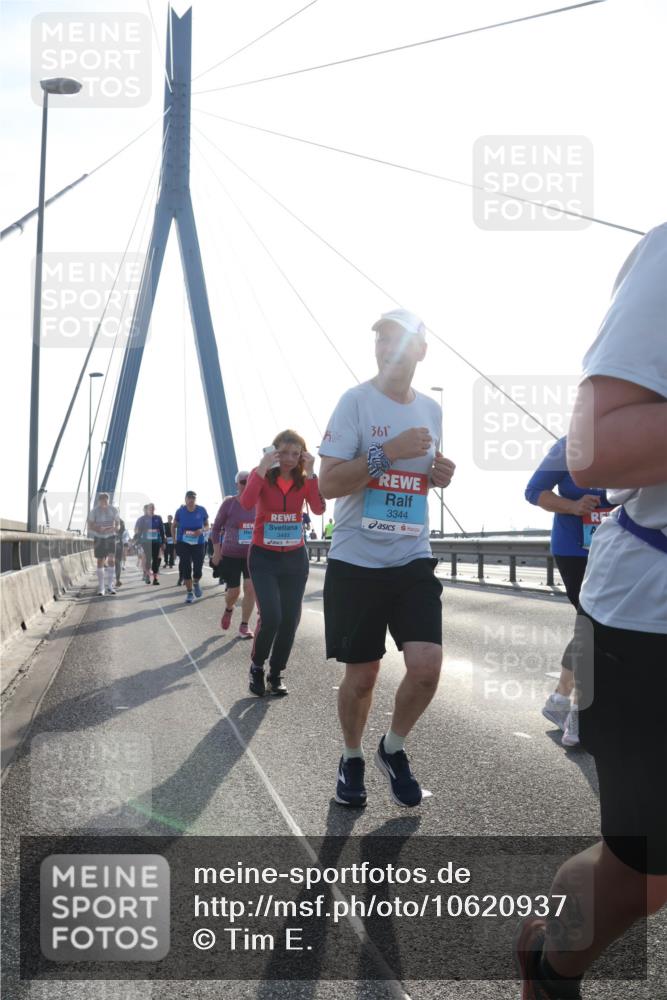 03.10.2026 - Köhlbrandbrückenlauf Tim E. http://msf.ph/oto/10620937 03.10.2026 09:39:55 Position 1 361, 3493, 3344 meine-sportfotos.de