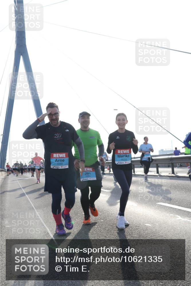 03.10.2026 - Köhlbrandbrückenlauf Tim E. http://msf.ph/oto/10621335 03.10.2026 09:40:29 Position 1 27, 1240, 1239, 3533 meine-sportfotos.de