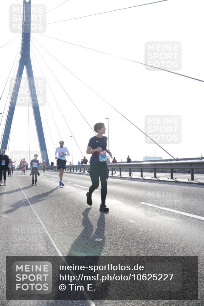 03.10.2026 - Köhlbrandbrückenlauf Tim E. http://msf.ph/oto/10625227 03.10.2026 09:41:36 Position 1  meine-sportfotos.de