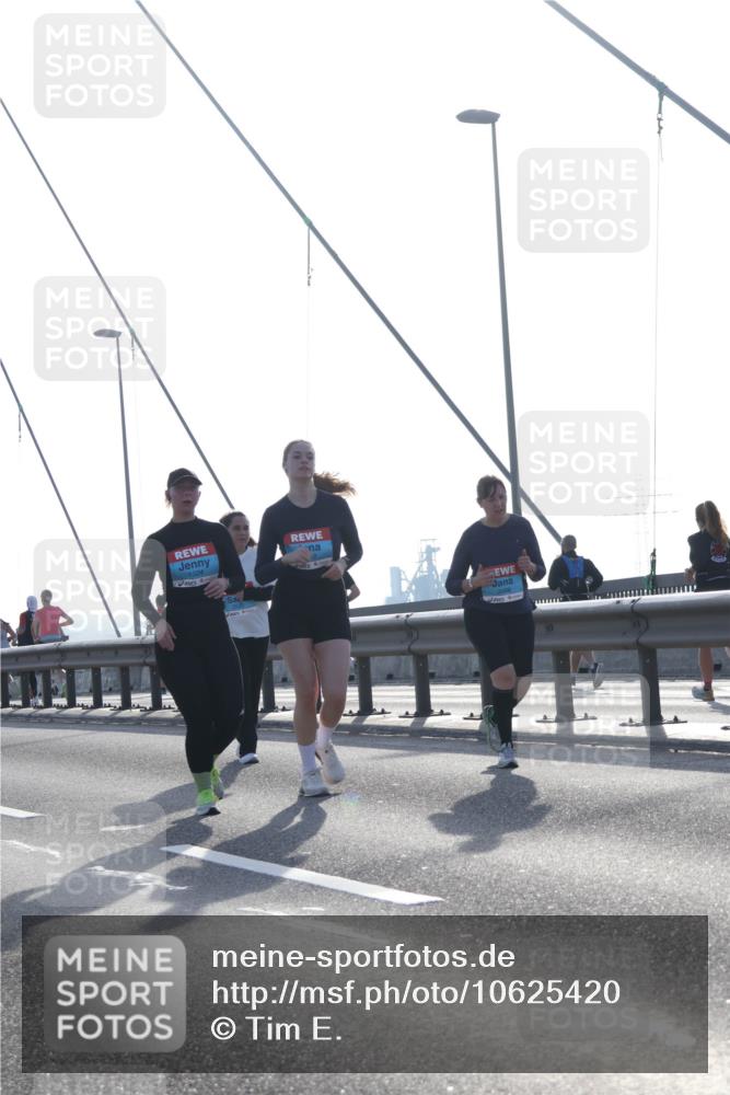 03.10.2026 - Köhlbrandbrückenlauf Tim E. http://msf.ph/oto/10625420 03.10.2026 09:41:53 Position 1 1024 meine-sportfotos.de