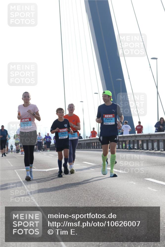 03.10.2026 - Köhlbrandbrückenlauf Tim E. http://msf.ph/oto/10626007 03.10.2026 09:42:50 Position 1 3129, 2751, 3128 meine-sportfotos.de