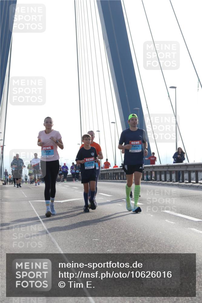 03.10.2026 - Köhlbrandbrückenlauf Tim E. http://msf.ph/oto/10626016 03.10.2026 09:42:50 Position 1 3129, 2751, 3128 meine-sportfotos.de