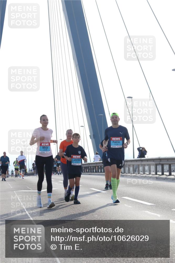 03.10.2026 - Köhlbrandbrückenlauf Tim E. http://msf.ph/oto/10626029 03.10.2026 09:42:51 Position 1 3129, 2751, 3128 meine-sportfotos.de