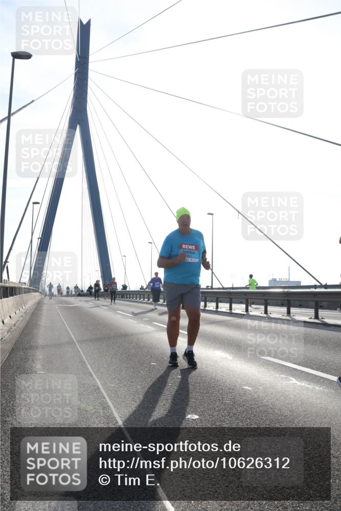 03.10.2026 - Köhlbrandbrückenlauf Tim E. http://msf.ph/oto/10626312 03.10.2026 09:43:27 Position 1  meine-sportfotos.de