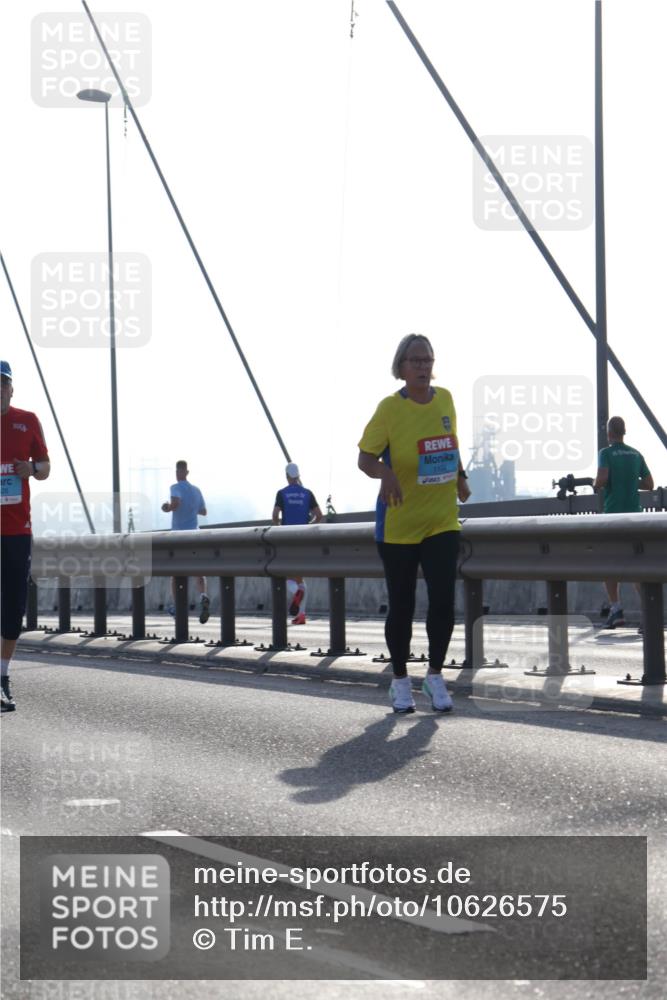 03.10.2026 - Köhlbrandbrückenlauf Tim E. http://msf.ph/oto/10626575 03.10.2026 09:43:57 Position 1  meine-sportfotos.de