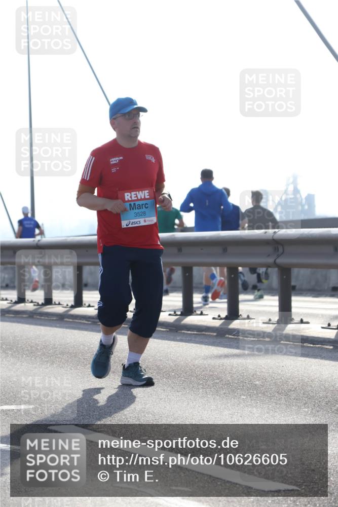 03.10.2026 - Köhlbrandbrückenlauf Tim E. http://msf.ph/oto/10626605 03.10.2026 09:44:00 Position 1 3528 meine-sportfotos.de