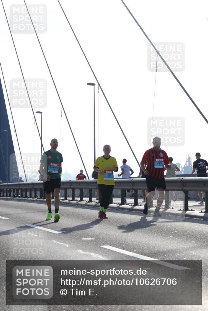03.10.2026 - Köhlbrandbrückenlauf Tim E. http://msf.ph/oto/10626706 03.10.2026 09:44:11 Position 1  meine-sportfotos.de