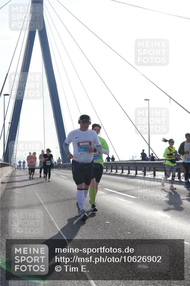 03.10.2026 - Köhlbrandbrückenlauf Tim E. http://msf.ph/oto/10626902 03.10.2026 09:45:08 Position 1  meine-sportfotos.de