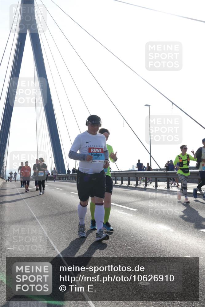 03.10.2026 - Köhlbrandbrückenlauf Tim E. http://msf.ph/oto/10626910 03.10.2026 09:45:09 Position 1 3251 meine-sportfotos.de