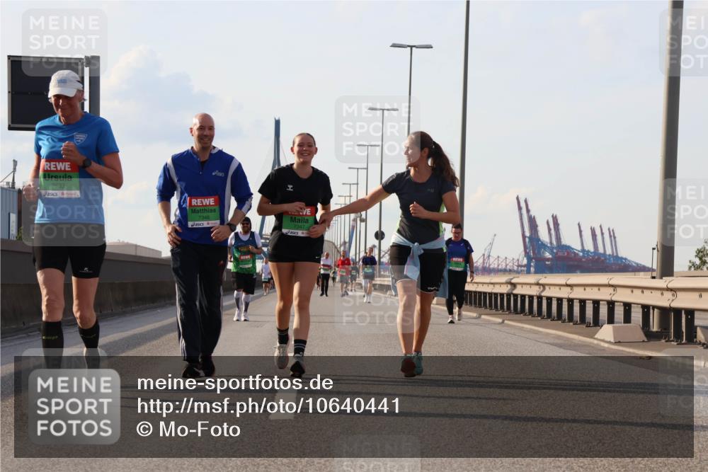 03.10.2026 - Köhlbrandbrückenlauf Mo-Foto http://msf.ph/oto/10640441 03.10.2026 16:18:32 Position 3 7633, 7348, 7347 meine-sportfotos.de