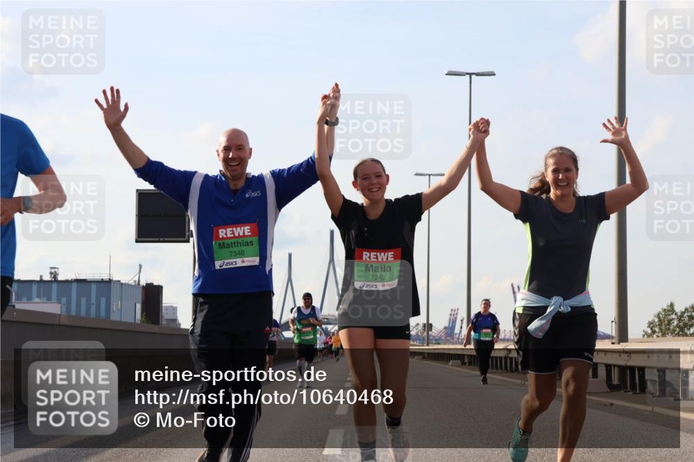 03.10.2026 - Köhlbrandbrückenlauf Mo-Foto http://msf.ph/oto/10640468 03.10.2026 16:18:35 Position 3 7348, 7347 meine-sportfotos.de