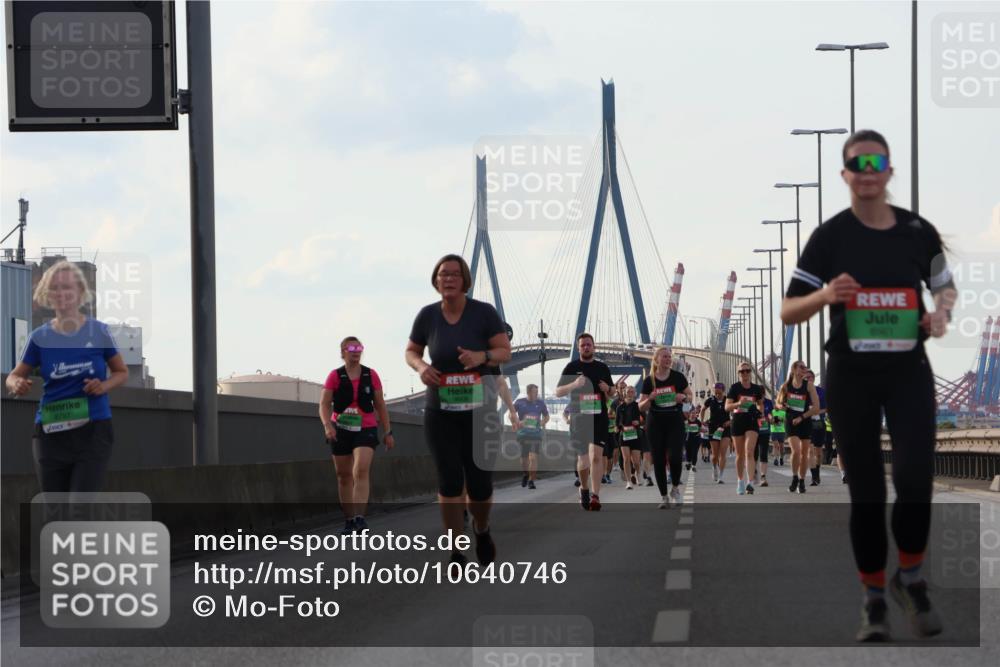 03.10.2026 - Köhlbrandbrückenlauf Mo-Foto http://msf.ph/oto/10640746 03.10.2026 16:19:27 Position 3 8797, 8961 meine-sportfotos.de