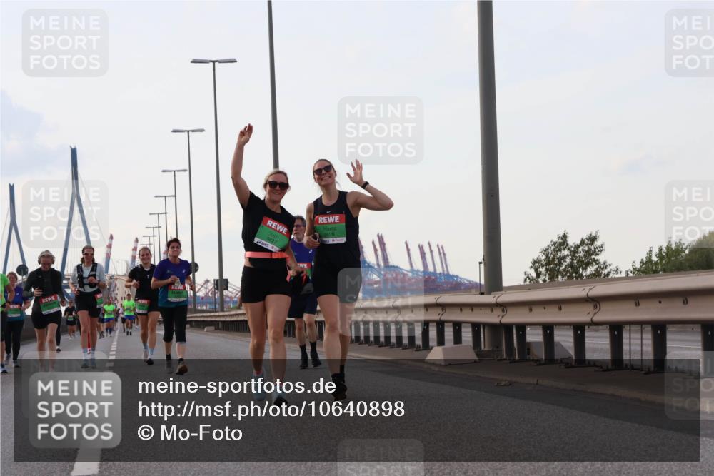 03.10.2026 - Köhlbrandbrückenlauf Mo-Foto http://msf.ph/oto/10640898 03.10.2026 16:19:47 Position 3 9826, 9827 meine-sportfotos.de