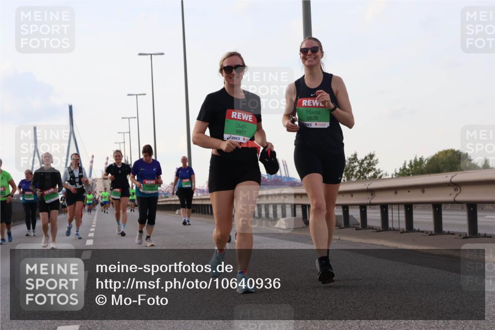 03.10.2026 - Köhlbrandbrückenlauf Mo-Foto http://msf.ph/oto/10640936 03.10.2026 16:19:50 Position 3 9827, 9826 meine-sportfotos.de