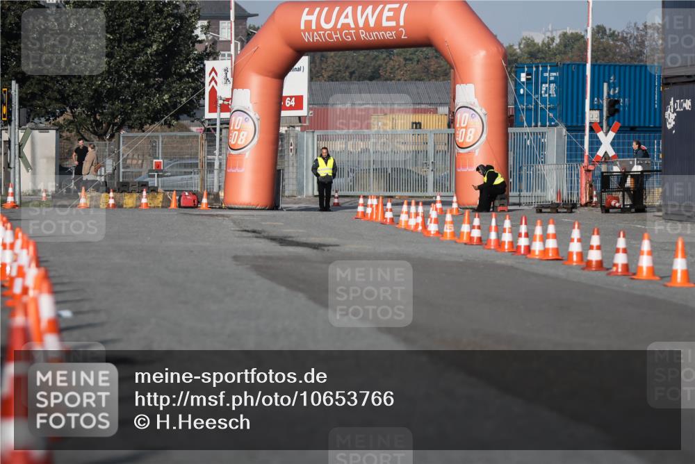 03.10.2026 - Köhlbrandbrückenlauf H.Heesch http://msf.ph/oto/10653766 03.10.2026 09:38:01 Ziel  meine-sportfotos.de