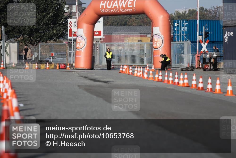 03.10.2026 - Köhlbrandbrückenlauf H.Heesch http://msf.ph/oto/10653768 03.10.2026 09:38:01 Ziel  meine-sportfotos.de