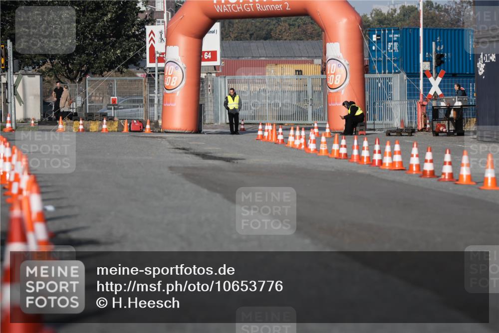 03.10.2026 - Köhlbrandbrückenlauf H.Heesch http://msf.ph/oto/10653776 03.10.2026 09:38:01 Ziel  meine-sportfotos.de
