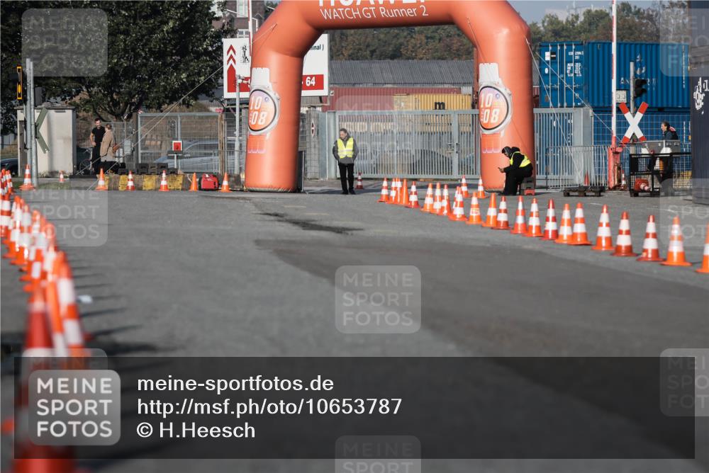 03.10.2026 - Köhlbrandbrückenlauf H.Heesch http://msf.ph/oto/10653787 03.10.2026 09:38:01 Ziel  meine-sportfotos.de