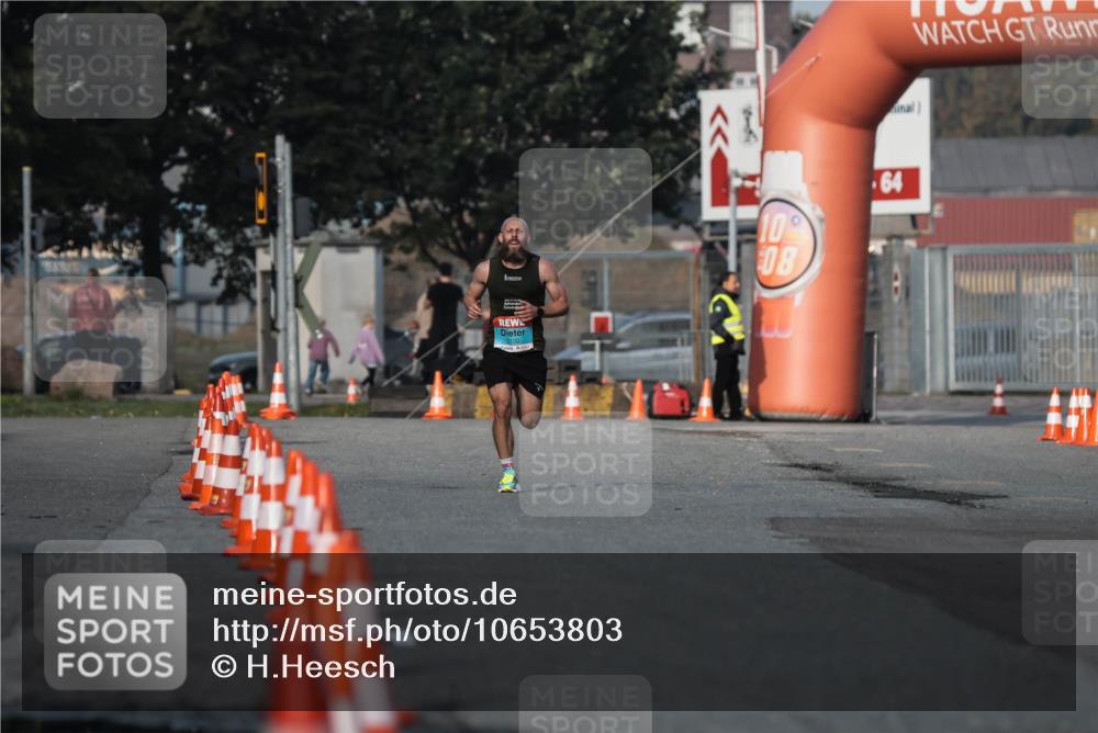 03.10.2026 - Köhlbrandbrückenlauf H.Heesch http://msf.ph/oto/10653803 03.10.2026 09:41:38 Ziel 2100 meine-sportfotos.de