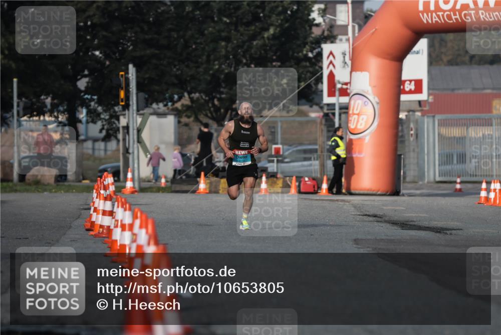 03.10.2026 - Köhlbrandbrückenlauf H.Heesch http://msf.ph/oto/10653805 03.10.2026 09:41:32 Ziel 2100 meine-sportfotos.de