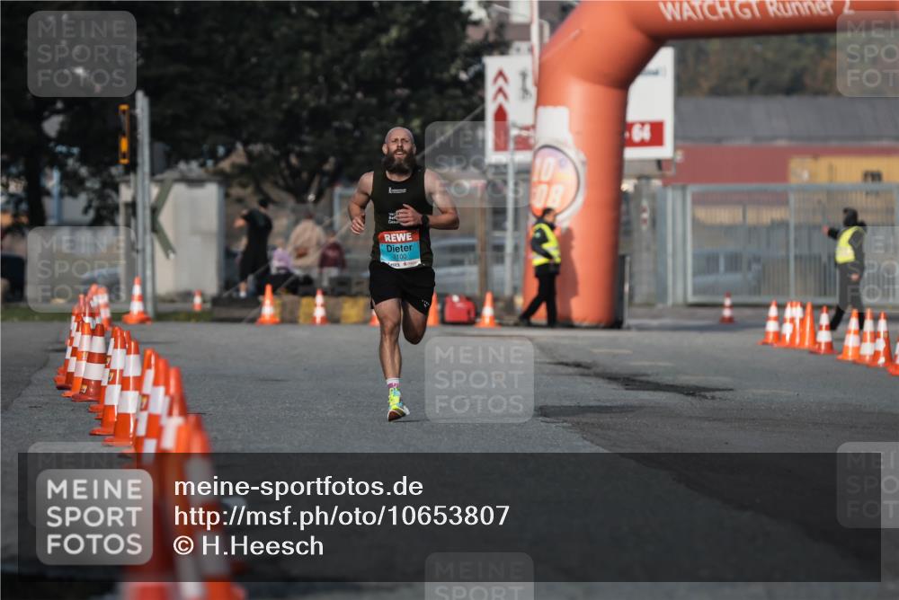 03.10.2026 - Köhlbrandbrückenlauf H.Heesch http://msf.ph/oto/10653807 03.10.2026 09:41:34 Ziel 2100 meine-sportfotos.de