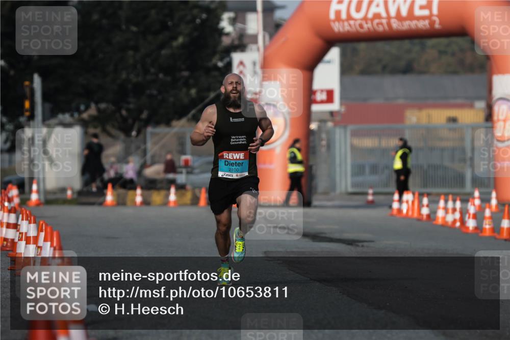 03.10.2026 - Köhlbrandbrückenlauf H.Heesch http://msf.ph/oto/10653811 03.10.2026 09:41:36 Ziel 2100 meine-sportfotos.de