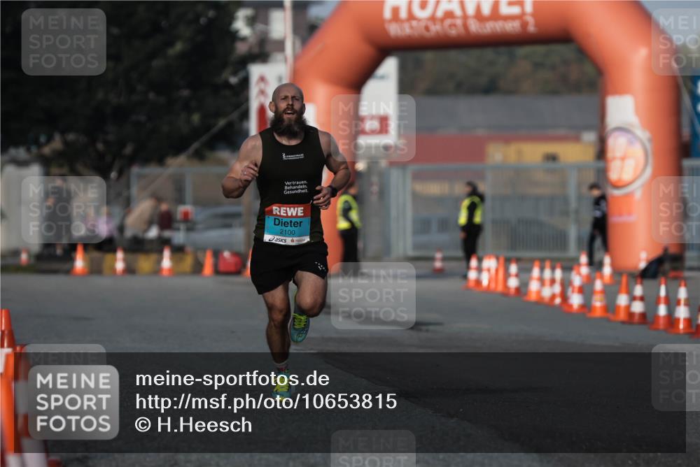 03.10.2026 - Köhlbrandbrückenlauf H.Heesch http://msf.ph/oto/10653815 03.10.2026 09:41:37 Ziel 2100 meine-sportfotos.de