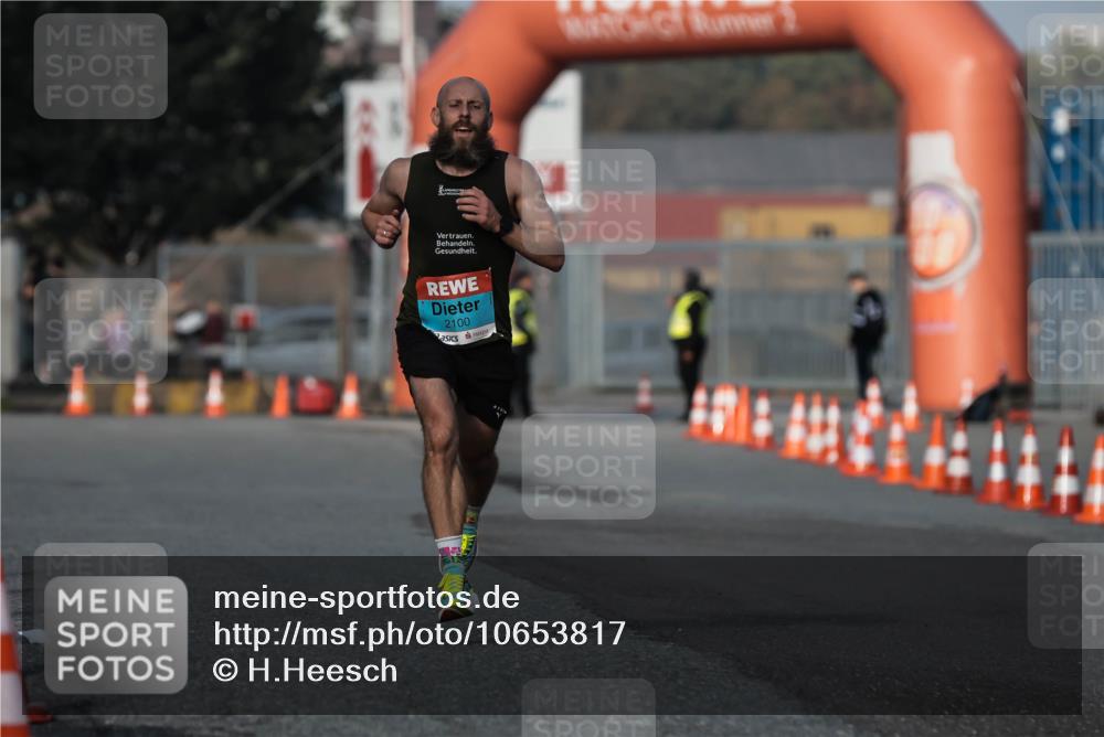 03.10.2026 - Köhlbrandbrückenlauf H.Heesch http://msf.ph/oto/10653817 03.10.2026 09:41:37 Ziel 2100 meine-sportfotos.de