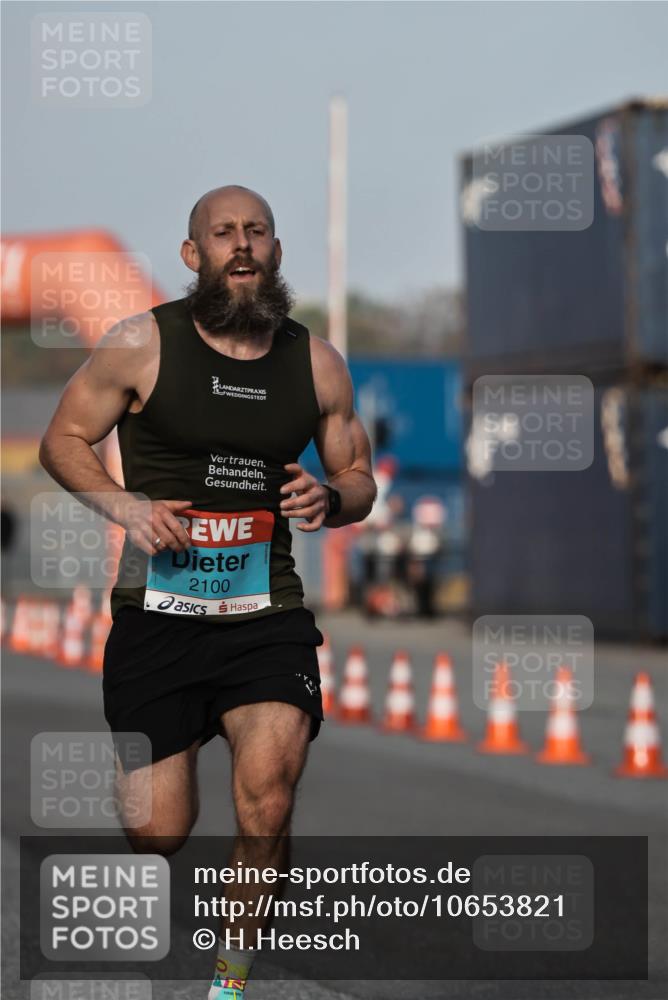 03.10.2026 - Köhlbrandbrückenlauf H.Heesch http://msf.ph/oto/10653821 03.10.2026 09:41:40 Ziel 2100 meine-sportfotos.de