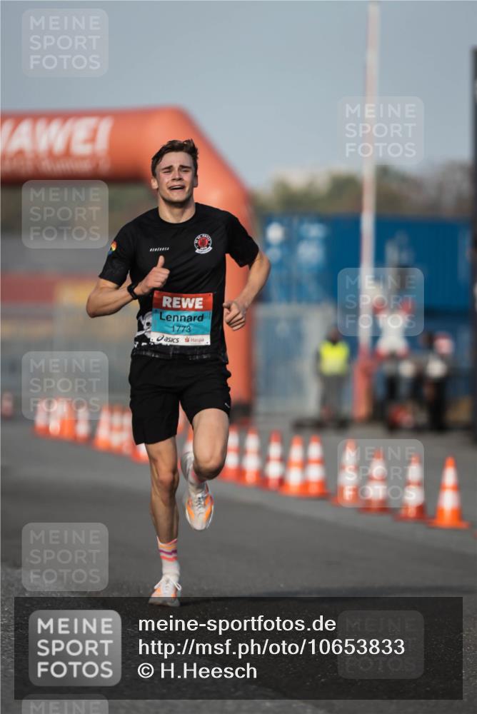 03.10.2026 - Köhlbrandbrückenlauf H.Heesch http://msf.ph/oto/10653833 03.10.2026 09:43:03 Ziel 1773 meine-sportfotos.de