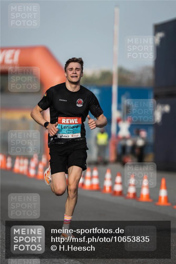 03.10.2026 - Köhlbrandbrückenlauf H.Heesch http://msf.ph/oto/10653835 03.10.2026 09:43:03 Ziel 1773 meine-sportfotos.de