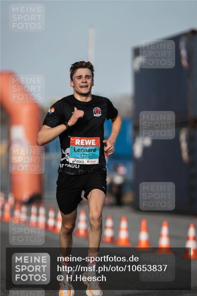 03.10.2026 - Köhlbrandbrückenlauf H.Heesch http://msf.ph/oto/10653837 03.10.2026 09:43:04 Ziel 1773 meine-sportfotos.de