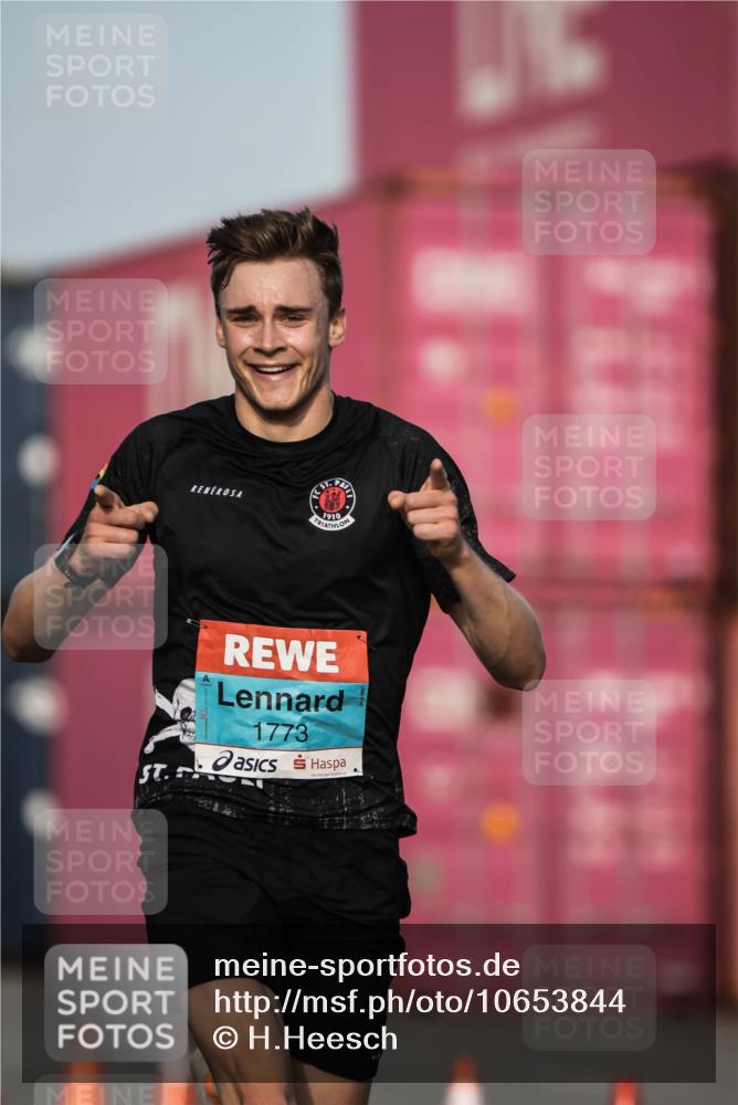 03.10.2026 - Köhlbrandbrückenlauf H.Heesch http://msf.ph/oto/10653844 03.10.2026 09:43:05 Ziel 1773 meine-sportfotos.de