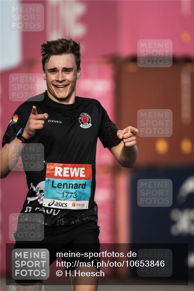 03.10.2026 - Köhlbrandbrückenlauf H.Heesch http://msf.ph/oto/10653846 03.10.2026 09:43:05 Ziel 1773 meine-sportfotos.de