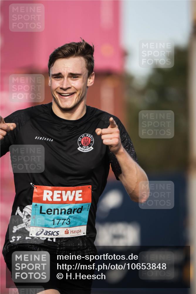 03.10.2026 - Köhlbrandbrückenlauf H.Heesch http://msf.ph/oto/10653848 03.10.2026 09:43:11 Ziel  meine-sportfotos.de