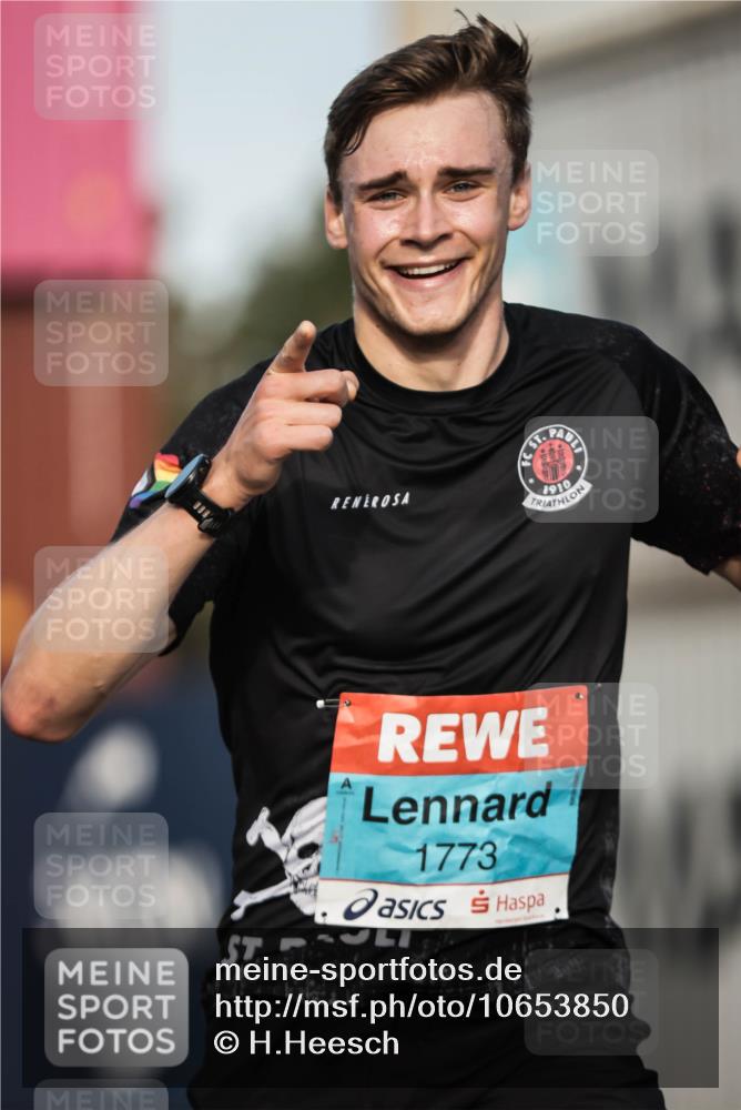 03.10.2026 - Köhlbrandbrückenlauf H.Heesch http://msf.ph/oto/10653850 03.10.2026 09:43:12 Ziel  meine-sportfotos.de