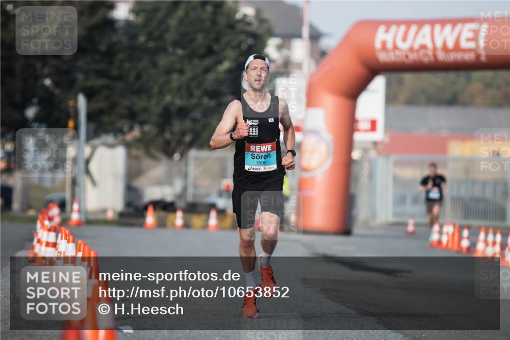 03.10.2026 - Köhlbrandbrückenlauf H.Heesch http://msf.ph/oto/10653852 03.10.2026 09:43:49 Ziel 1508 meine-sportfotos.de