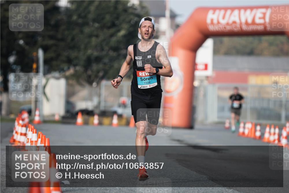 03.10.2026 - Köhlbrandbrückenlauf H.Heesch http://msf.ph/oto/10653857 03.10.2026 09:43:49 Ziel 1508 meine-sportfotos.de