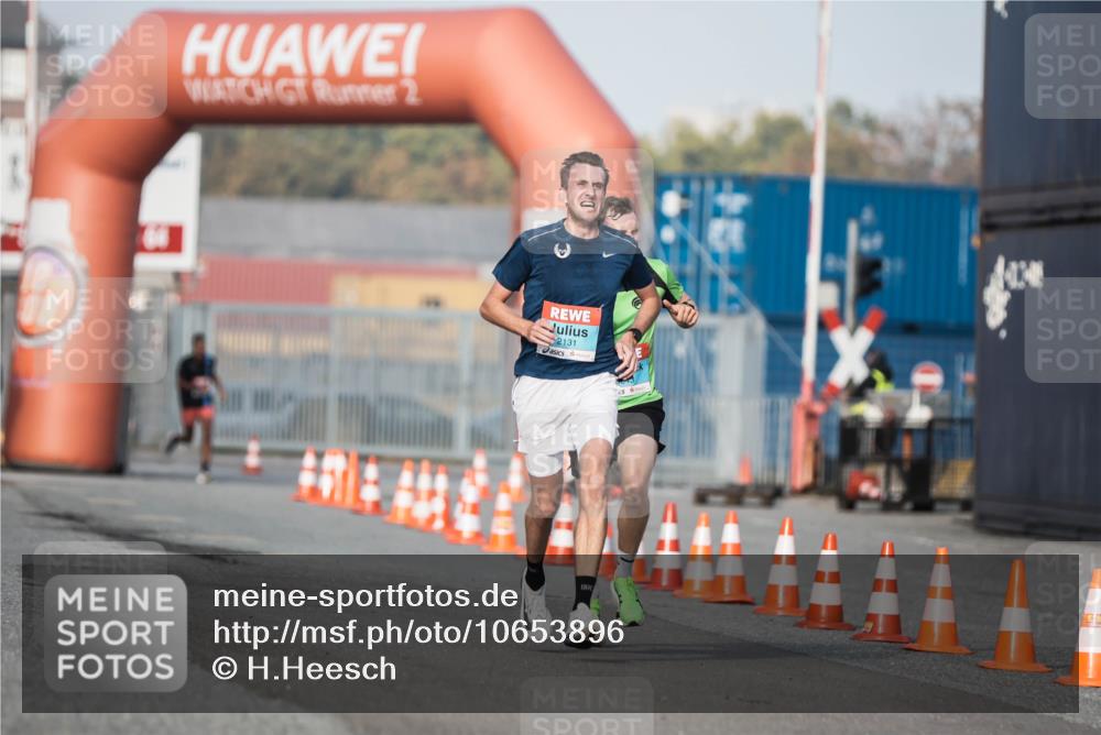 03.10.2026 - Köhlbrandbrückenlauf H.Heesch http://msf.ph/oto/10653896 03.10.2026 09:44:40 Ziel 2043, 2131 meine-sportfotos.de