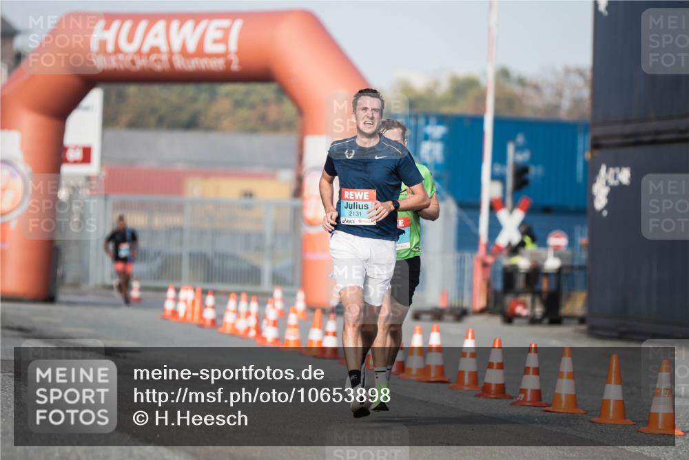 03.10.2026 - Köhlbrandbrückenlauf H.Heesch http://msf.ph/oto/10653898 03.10.2026 09:44:40 Ziel 2043, 2131 meine-sportfotos.de