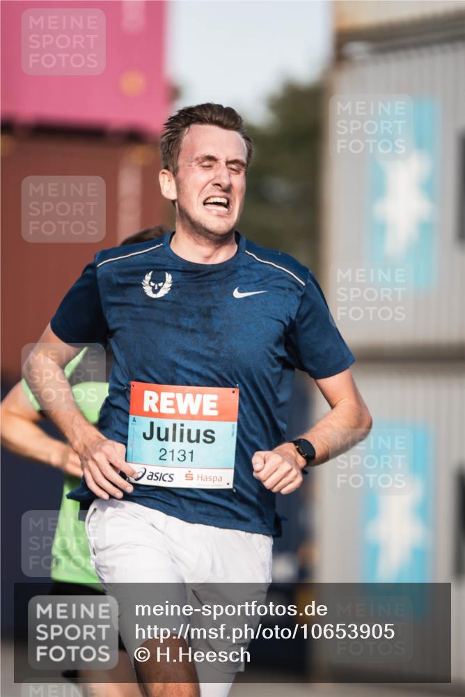 03.10.2026 - Köhlbrandbrückenlauf H.Heesch http://msf.ph/oto/10653905 03.10.2026 09:44:44 Ziel 2043, 2131 meine-sportfotos.de