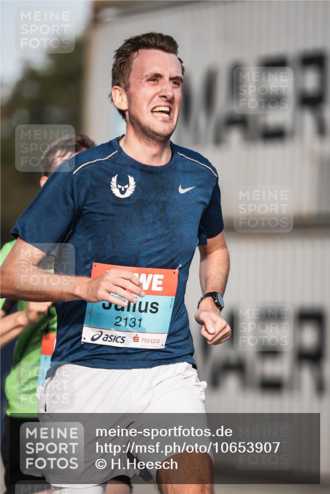 03.10.2026 - Köhlbrandbrückenlauf H.Heesch http://msf.ph/oto/10653907 03.10.2026 09:44:45 Ziel 2043, 2131 meine-sportfotos.de