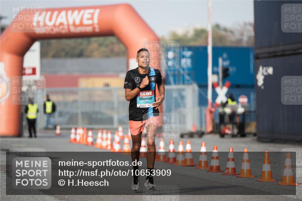 03.10.2026 - Köhlbrandbrückenlauf H.Heesch http://msf.ph/oto/10653909 03.10.2026 09:44:59 Ziel 1263 meine-sportfotos.de